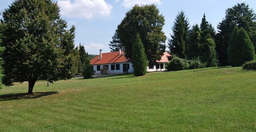 Huszárokelőpuszta Tudtad? Huszárokelőpuszta (vagy, ahogy a helybeliek nevezik: Huszári) a Bakony-hegység kapuja.