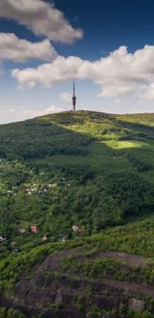 A túra kezdetén a Kő-hegy megkapó panorámájával inthetünk búcsút az urbanizált környezetnek, majd érintjük a Holdvilág-árok hűvös szurdokvölgyét, és a Dunakanyar legszebb látványát kínáló