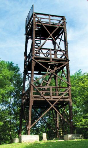 Pannonhalmi Bencés Főapátság épületegyüttesével, valamint a Balaton csillogó víztükrével. Igazán tiszta időben látni lehet még az Alpok 150 kilométerre lévő kétezres csúcsait is.