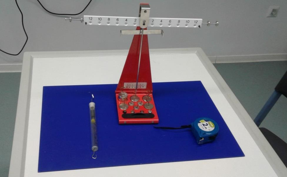3. PONTSZERŰ ÉS MEREV TEST EGYENSÚLYA Erőmérővel kiegyensúlyozott karos mérleg segítségével tanulmányozza a merev testre ható forgatónyomatékokat és az egyszerű emelők működési elvét!