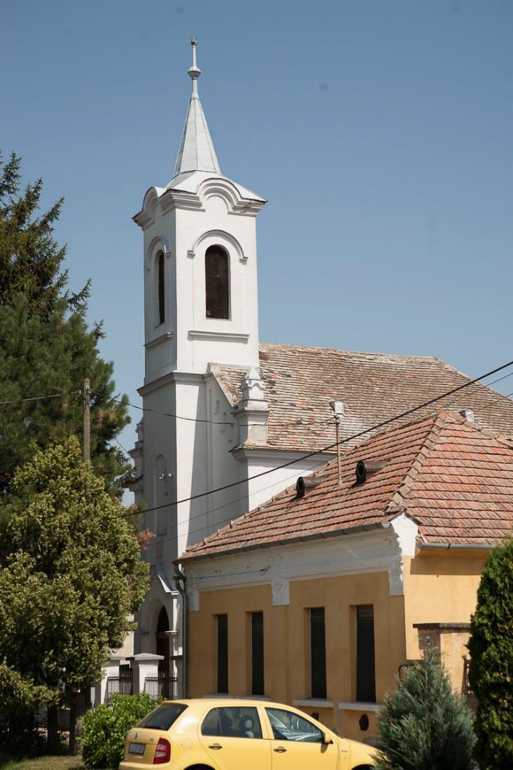 A faluban található református templomot 1887-ben építették eklektikus stílusban.