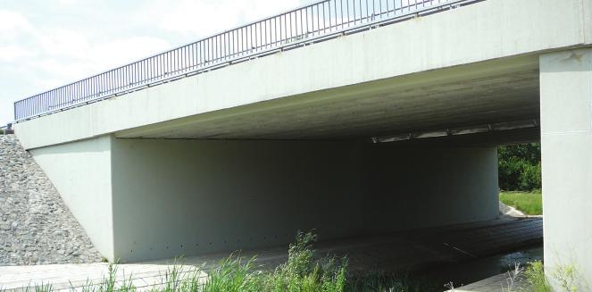 A keresztező országos közutak és földutak hídjai szintén előregyártott gerendákkal együttdolgozó monolit