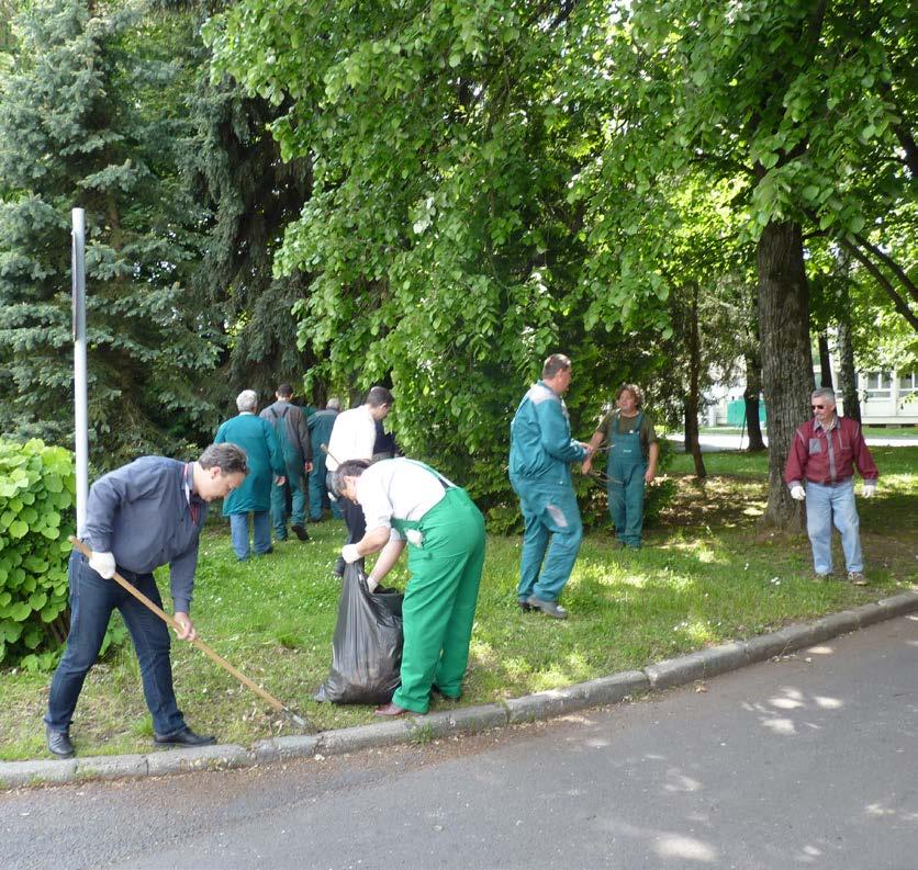A Dél-dunántúli Közlekedési Központ Zrt. önkéntes munkavállalói a nagy várostakarításon munkaidő után tették rendbe a kaposvári irodaház udvarát és az épület előtti két autóbuszmegállót.