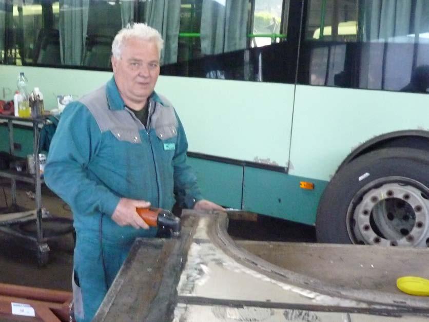 2016. július 5 ARCOK A MŰHELYBŐL Tóth Lajos karosszérialakatos Tóth Lajost az utolsó munkanapján kerestem fel a Dél-dunántúli Közlekedési Központ Zrt. kaposvári műhelyében.