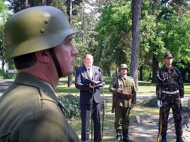 A szőnyegbombázás áldozataira emlékezve Az 1944-es debreceni szőnyegbombázás áldozataira emlékezve Debrecen önkormányzata 2015. június 2-án koszorúzásokat rendezett.