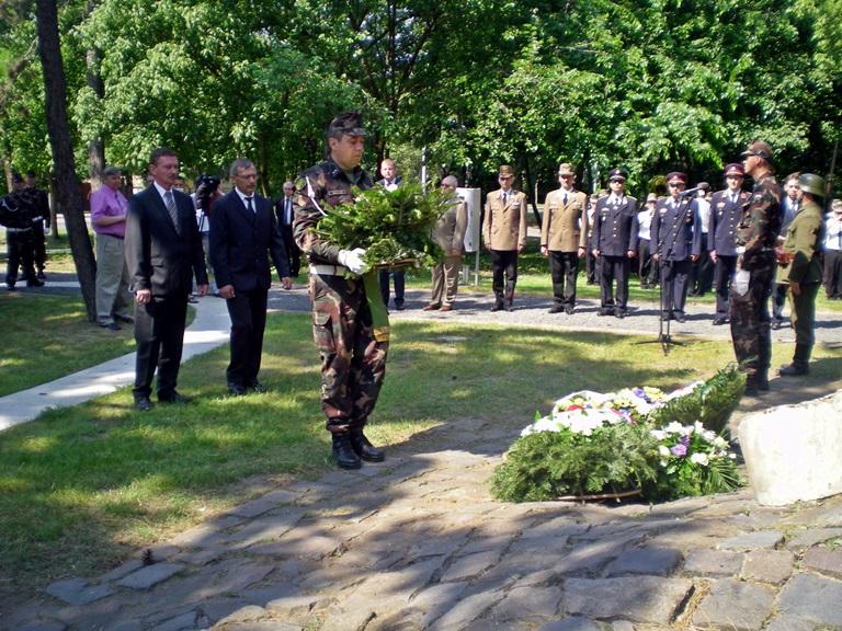 szívünkbe és lelkünkbe zárva, hogy adjon erőt és hitet a nehéz, küzdelmes pillanatokban is. Fekete István írta a következőket: 'Nincs megnyert vagy elvesztett háború, csak 'Háború' van!
