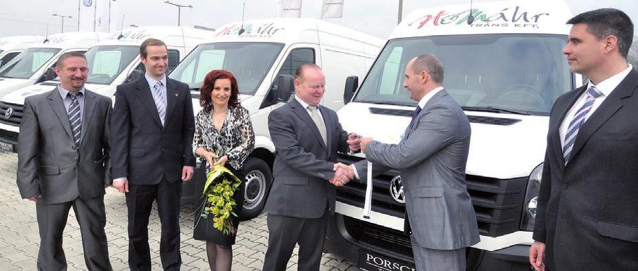 4 Gazdaság 2013. április 12. Tíz új Volkswagen Crafter százmillióért Bővülő Ho-Máhr flotta fotó: kiss t. józsef A járművek kulcsait a Porsche Inter Autó Hungária Kft.