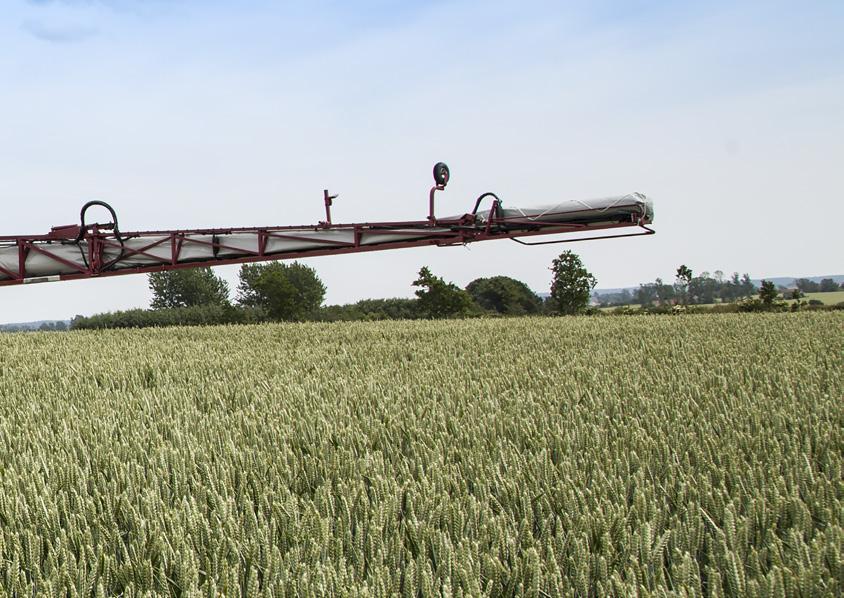 HARDI SprayCenter permetezésvezérlő A kezelőülés jobb oldalán elhelyezkedő SprayCenter permetezésvezérlővel a gépben rejlő lehetőségeket optimálisan kihasználva minden permetezési és hidraulikus
