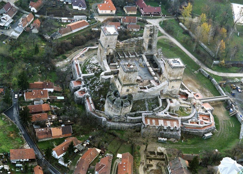 366 F E L D I S T VÁ N 1. kép. Diósgyőr vára a kiépítés után, észak felől, 2010 (fotó: civertan.hu) 2. kép. Diósgyőr vára a kiépítés után, észak felől, 2016 (fotó: civertan.