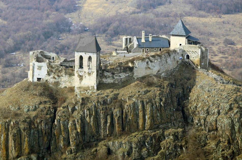 PSZEUDOVÁR VAGY TÖRTÉNETI REKONSTRUKCIÓ? 367 purizmus jellemző: alapvetően az Anjou-kor, a vár virágkorának építészeti megjelenését kívánták visszaidézni-visszanyerni.