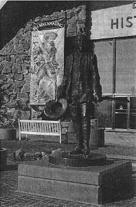 1. kép: Buffalo Bill két képe cowboy. Ott és Dickinson (2009: 392 400) idézett tanulmányukban egy Buffalo Bill (William Cody) szobráról készült fénykép segítségével mutatják be a három megközelítést.