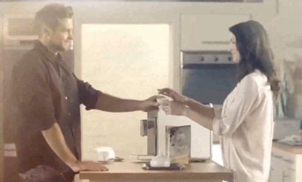 Bizonyos esetekben az elbeszélés nem csak verbálisan, hanem inkább a többi csatornán keresztül valósul meg. A Douwe Egberts kávé reklámfilmjében pl.