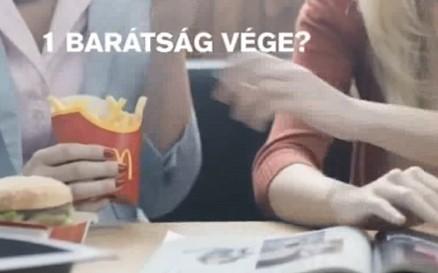Példánkban a helyszín egy játszótér, ahol a szereplők (valószínűleg szülők), gyerekkel a kezükben beszélik el a történetüket: Anya 1.: Lili egész éjjel lázas volt. Apa: Márknak nagyon fájt a füle.