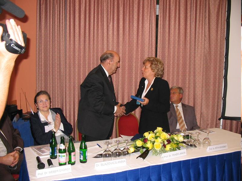 5. fénykép Matkovics emlékérem átadása 2007-ben Prof. Rőth Erzsébet a kongresszus elnöke adja át a a Matkovics emlékérmet Prof. Fehér Jánosnak, az MSZKT elnökének. A képen Prof. Dr.
