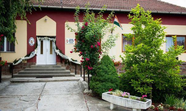 Baptista Imaház a község északi részén a Rákóczi és a Hősök utcák elágazásánál található és a környék meghatározó jellegű vallási középülete.