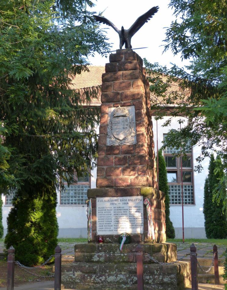 A község további köztéri létesítményei és középületei: Az I. világháborús hősi emlékmű (Petőfi út 13-15.)1939. évben épült terméskőből, bogácsi dácit tufából.