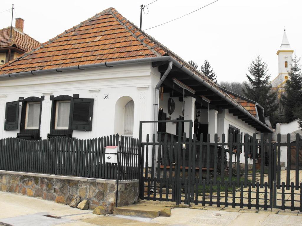 TÖRTÉNETI TELEPÜLÉSRÉSZ A település szerkezete gyakorlatilag a XIX. század óta nem változott a korabeli katonai felmérési térkép szerint.