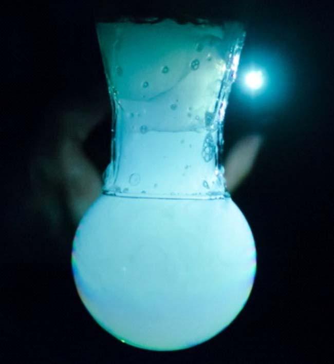 Oxidáció és a nitrogén A nitrogén a levegõben molekuláris (N 2 ) alakban található, amelyben a két atomot háromszoros kovalens kötés köt össze. Oxidáció szempontjából inert, nem táplálja az égést.