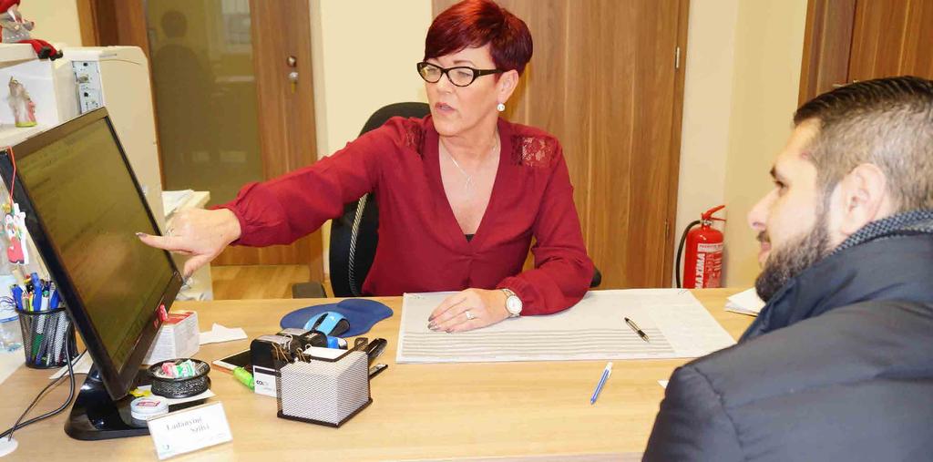 ÜGYFÉLKAPCSOLATAINK Ügyfeleink kiszolgálása elsősorban a fogyasztókkal közvetlenül találkozó ügyfélszolgálati ügyintézők, a vízmérő-leolvasók és a vízmérő-cserét végző kollégák feladata.