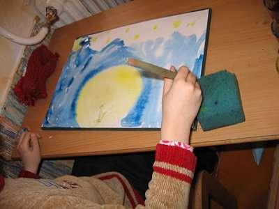 Egy kisfiú papírján megjelent egy kék színű fa, majd egymás után még több.