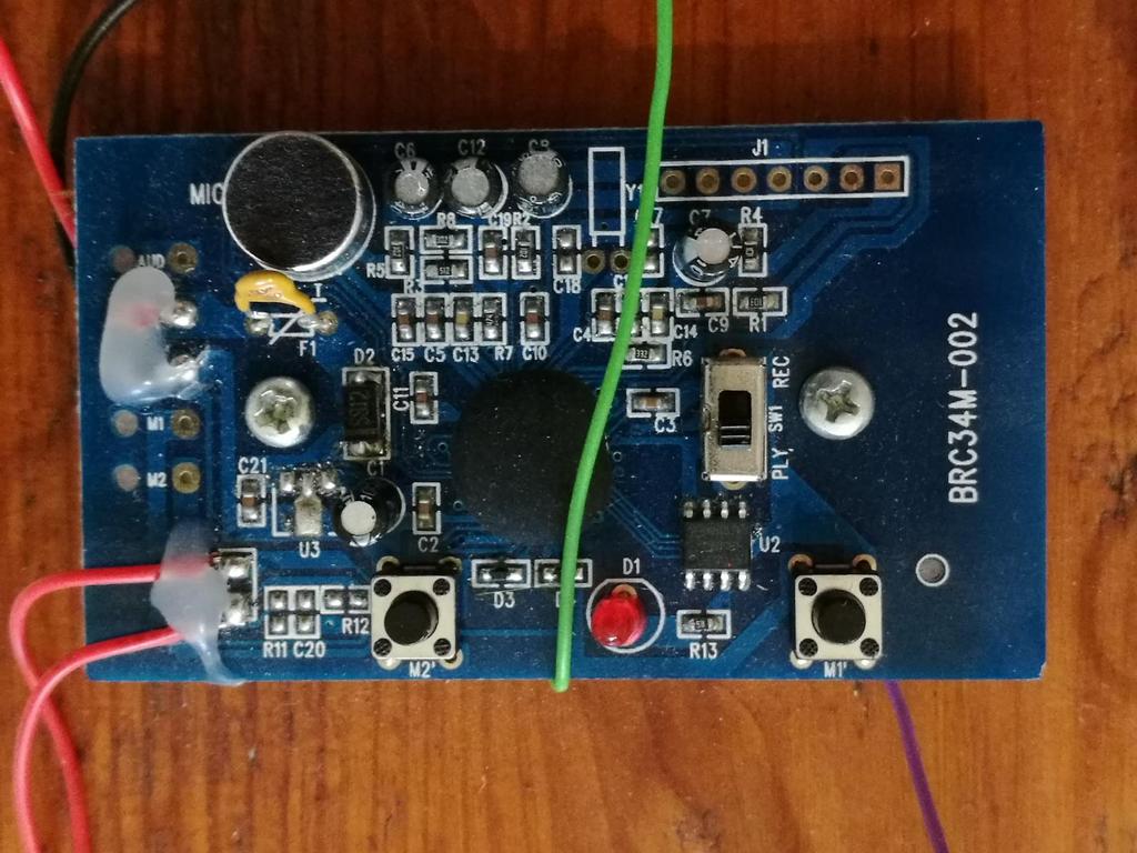 A hangrögzítő áramkör: gyárilag 3 db AA elemmel működik, de helyette itt az Arduino 5V-ról hajtjuk meg.