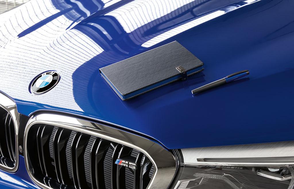 Csavarós kupakján BMW M logóval, eredeti BMW M5 Marina Bay kék színben.