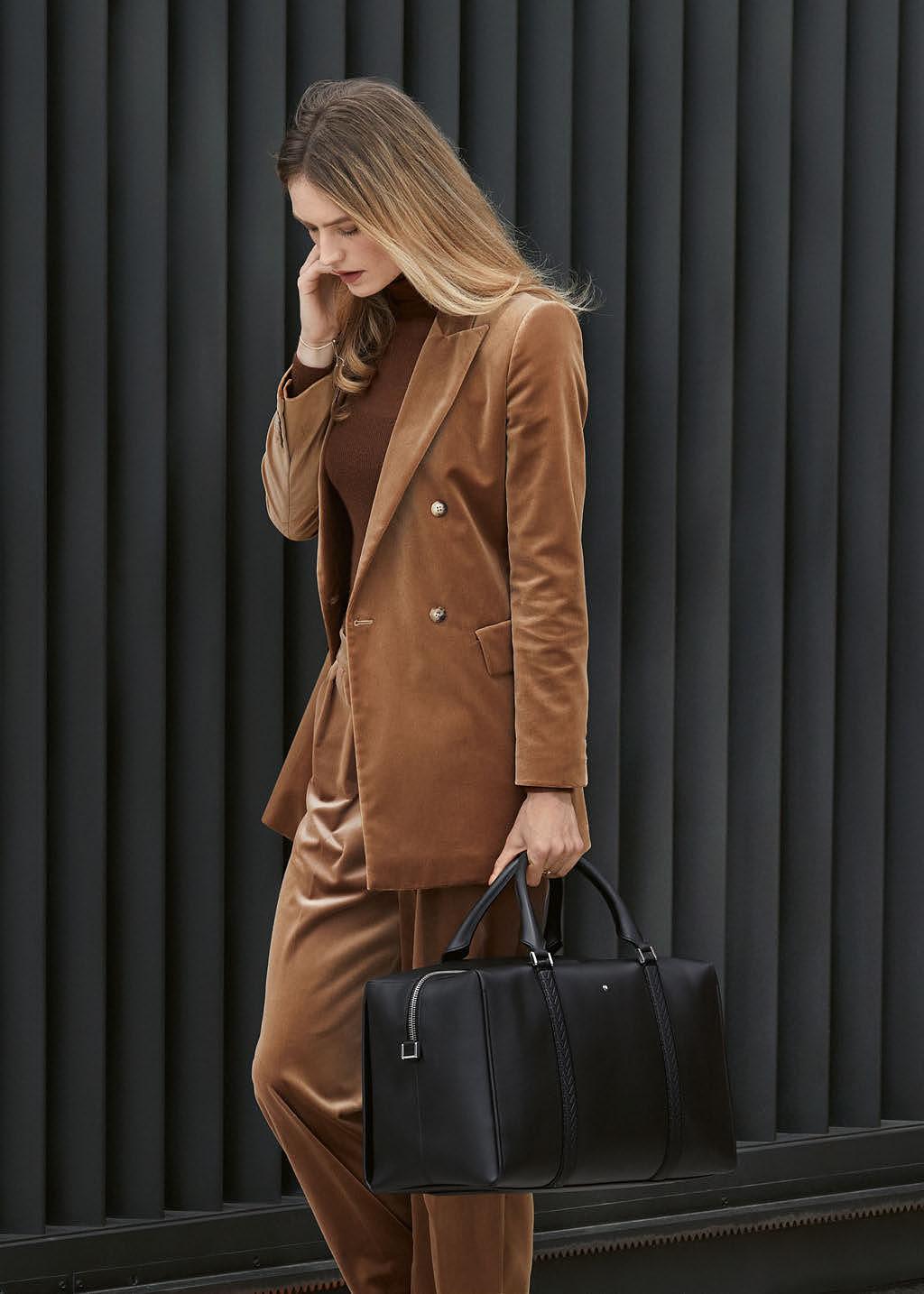 BMW LIFESTYLE A KOLLEKCIÓ 48 49 Montblanc for BMW kézitáska Tágas kézitáska finom olasz bőrből.