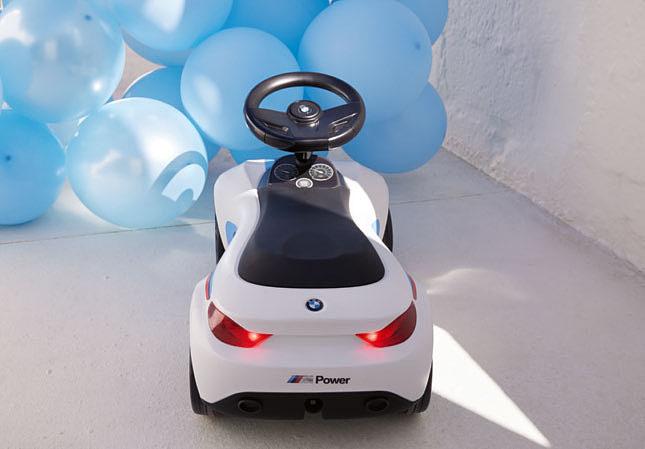 BMW M csíkokkal, első és hátsó