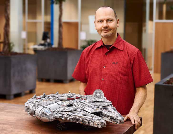 V: Egy ilyen méretű készlet megtervezése már önmagában is eléggé ijesztő feladat. És még ijesztőbb, ha Millennium Falcon készletről van szó!