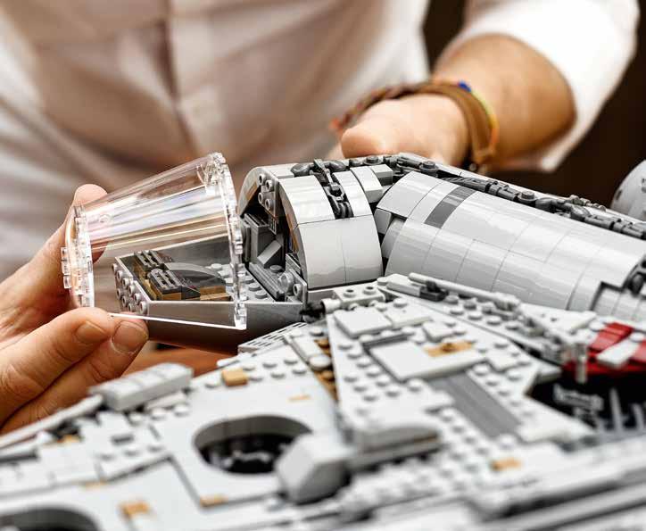 A LEGO MILLENNIUM FALCON TÖRTÉNETE Jens Kronvold Frederiksen K: A Millennium Falcon valószínűleg a Star Wars egész történetének legjellegzetesebb járműve.