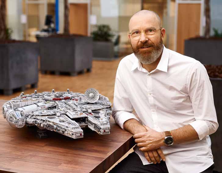Az első LEGO Millennium Falcon 2000-ben jelent meg. De arra emlékszem, hogy számos megbeszélést folytattunk arról, hogyan lehet a modellt megtervezni.