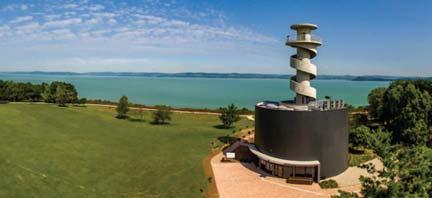 BALATON // KILÁTÓK 44 45 Balatoni madártávlat kurczorsi Tériszonyosoknak nem feltétlenül, de mindenki másnak kötelezővé tennénk a Balaton egyik jelképévé vált kalaphegye, a Badacsony megmászását.