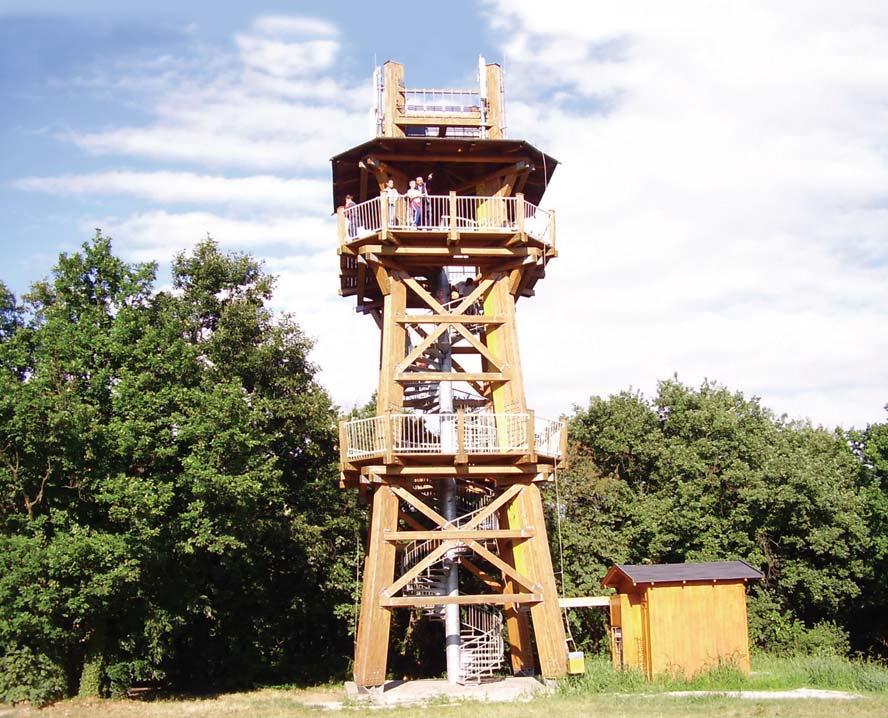 A panorámacsodák szerelmeseinek a tó mindkét oldalát alaposan teletűzdelték kilátókkal. A legekből válogattunk.