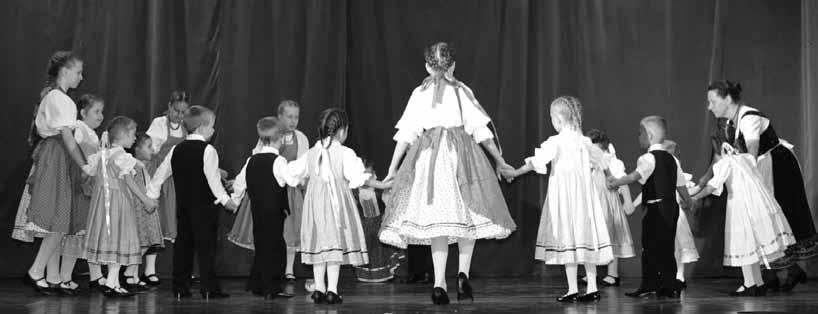 Vincze Lujza. A folytatásban az Árgyélus Néptáncegyüttes műsorai következtek.