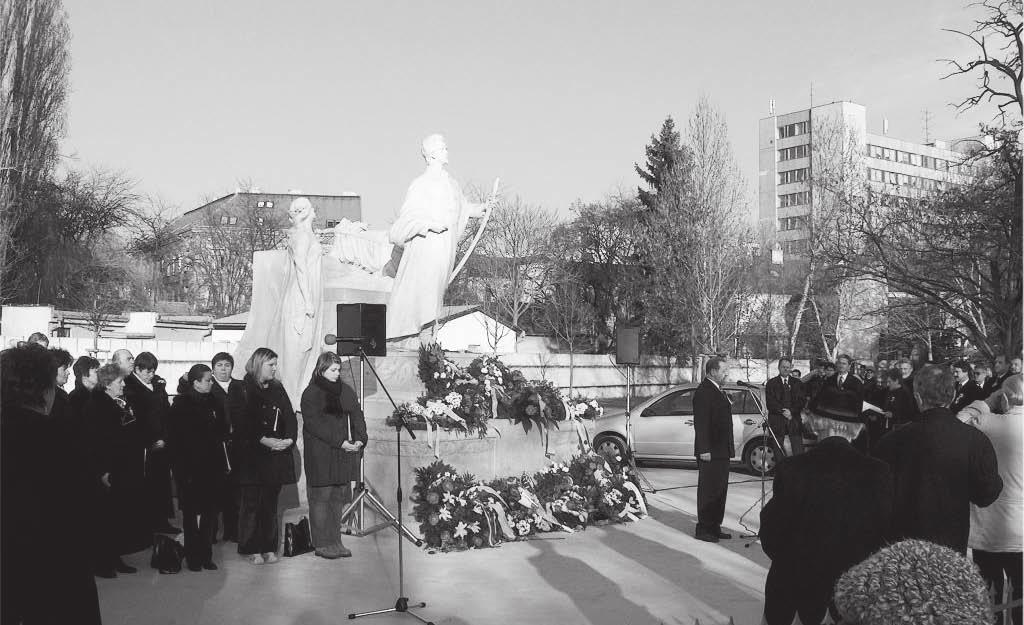 Ünnepség a pozsonyi Petőfi szobornál képviselőknek, hogy magyarul szólalhassanak fel a szlovák parlamentben.