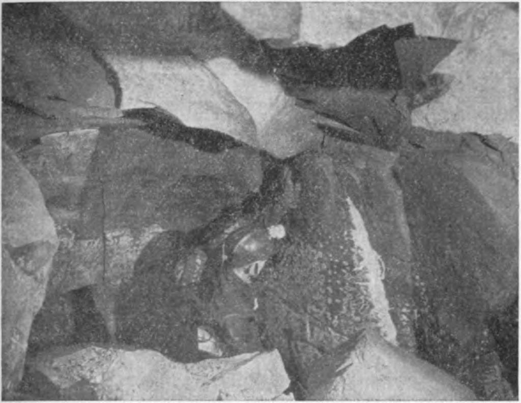 5. ábra. A felszakadásos barlangjáratok falain ásványkiválások találhatók. a teljes rétegvastagság a barlang térségében ismeretlen.