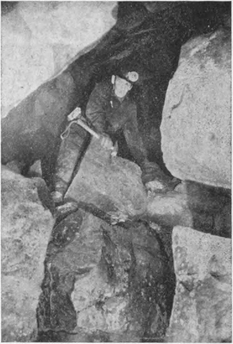 ) van, az karszt oldásos úton üregesedhet, melybe aztán beleszakadozik a bazaltréteg a felszínen dolinákat alkotva (GYŐRFFY 1957).