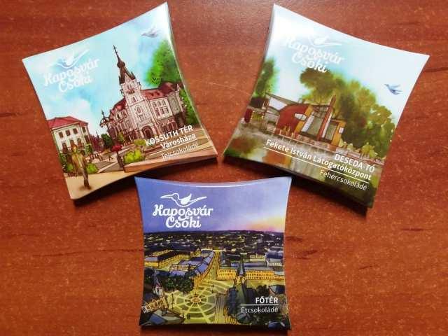 A Kaposvári Csokoládé valósi kézműves termék, három ízben fehér,- tej és étcsokoládé ízekben lehet vásárolni a Tourinform irodában, a Míves Magyar Kézműves Termékek Boltjában és számos