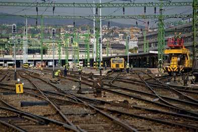 forgalmú megállóhelyeken pedig új utastájékoztató és térfigyelő berendezéseket telepítenek. A kivitelezést a Thales Austria GmbH és a Thales Rail Signalling Solutions Kft.