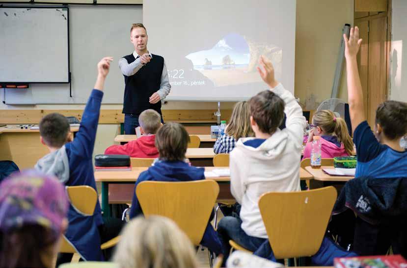 RIPORT Miből lesz a cserebogár?! Gyermekvasutasok tanfolyamán jártunk Hirtelen felharsan az Osztály, vigyázz!, egyszeriben elcsendesedik a terem. Felállnak a gyerekek, köszönés és jelentés következik.