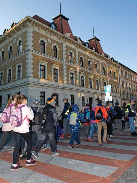 Intek felé, hogy mellettem még van hely. Határozottan odasiet, kipakolja a könyvét, tolltartóját.