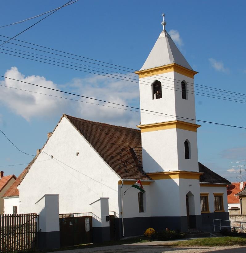A római katolikus templom a falu közepén emelkedő dombon, a település hangsúlyos pontján emelkedik, szintén a XIX. század hetvenes éveiben épült, de elődje már a XII. században ugyanitt állt.