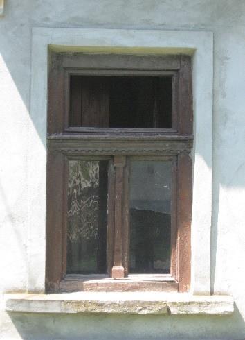 A faluban még találunk több történeti értékű, díszített ablakot.