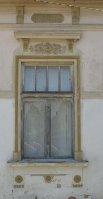 Nagygyimóton kevés az olyan lakóház, melynek az utcára néző ablakai eredeti formájukban maradtak fenn, ezért