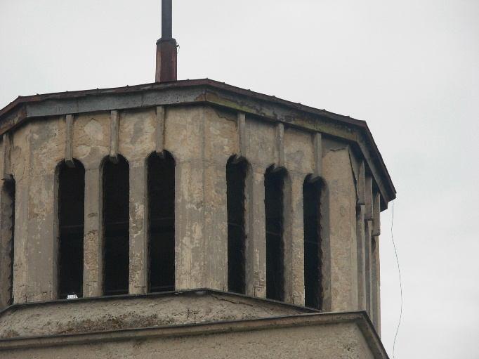 főállás nagyméretű vasbeton gerendára támaszkodik, fogópáros, 3 székoszlopos, ferdetámos szerkezettel.