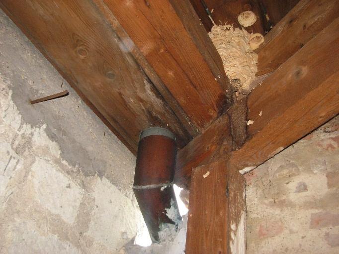 Nem hasznos az sem, hogy a templomhajó felől elhelyezett falszegély a lemezfedés
