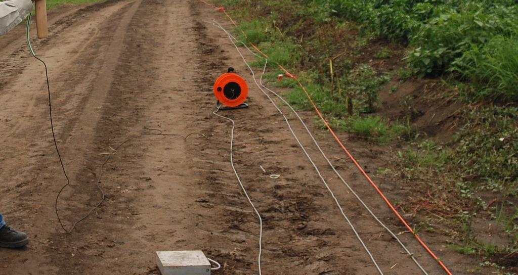 A georadar a többi geofizikai módszerrel együtt roncsolásmentes és nagy felbontású képet adhat a felszín alatti esetleges régészeti leletek jelenlétérıl. (Pattantyús et al. 1994, Katona et al.