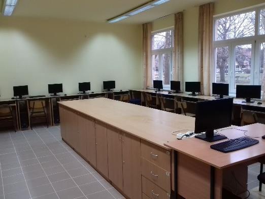 Feladataink megoldását az iskola négy számítástechnika terme biztosítja. Ezekből kettő a tavalyi év folyamán új gépekkel felújításra került.