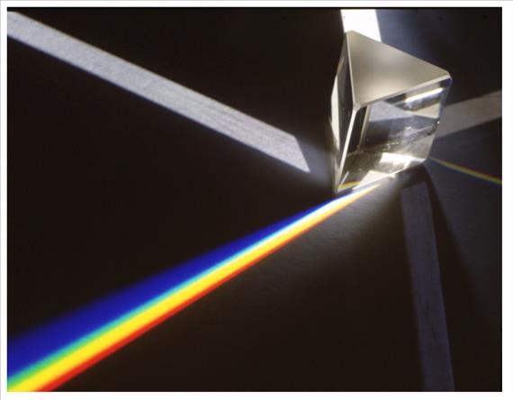 5. fejezet - Optikai elemek diszperziós tulajdonságai Az elemi geometriai optika egyik leglátványosabb kísérlete szivárvány színeinek előállítása a fény bontásával, melyet legegyszerűbben egy