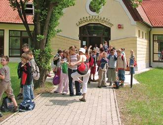 A tavaszi virágzás és az őszi lombszíneződés varázslatos hátteret ad annak az értékes dendrológiai gyűjteményeknek, amely természetközeli mivoltával különleges szigetet alkot az Alföld fátlan vidékén.